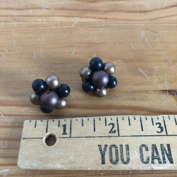 Vtg  Beaded Clip On Earrings - Picture 8 of 9